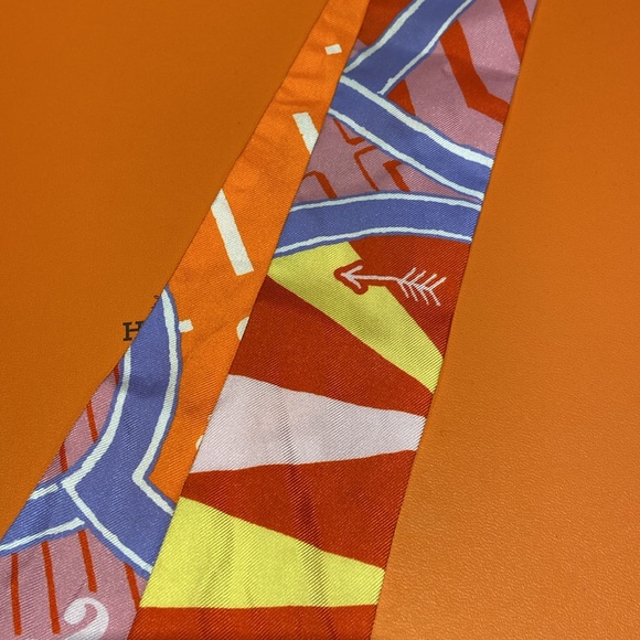 Hermes Twilly in Jeu de Soie (Rose/Orange) 100% Silk - Picture 4 of 7
